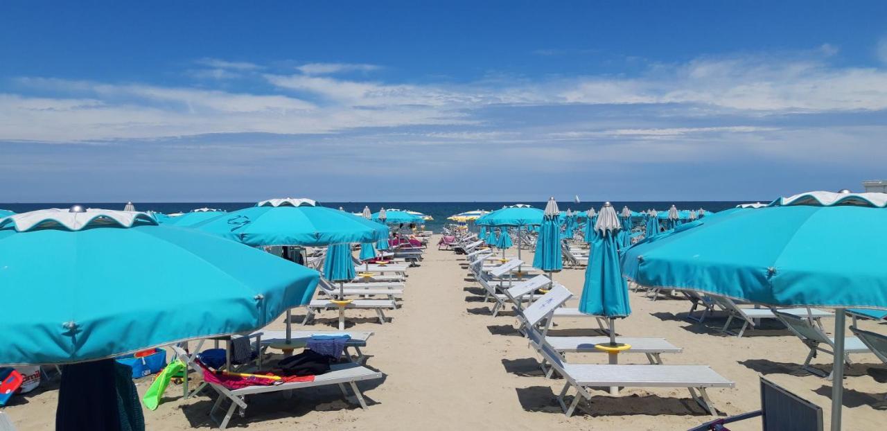Hotel Italy Misano Misano Adriatico Bagian luar foto