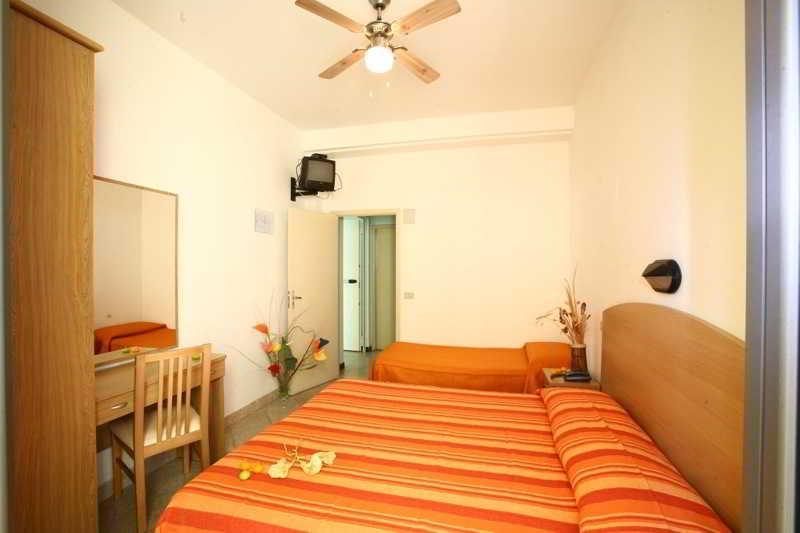 Hotel Italy Misano Misano Adriatico Bagian luar foto
