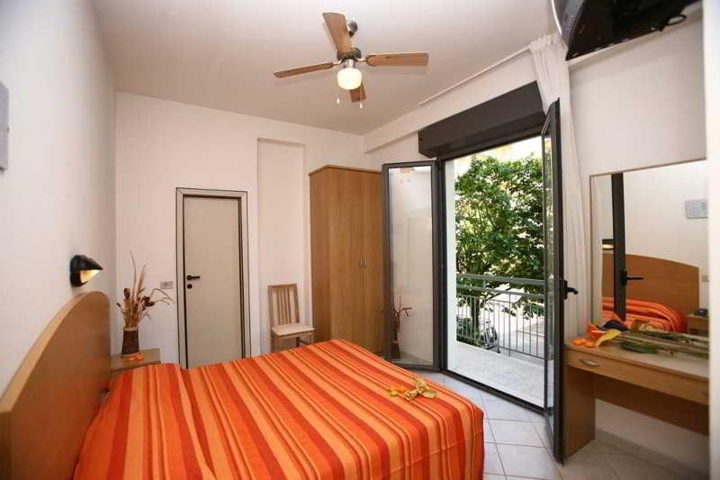 Hotel Italy Misano Misano Adriatico Bagian luar foto