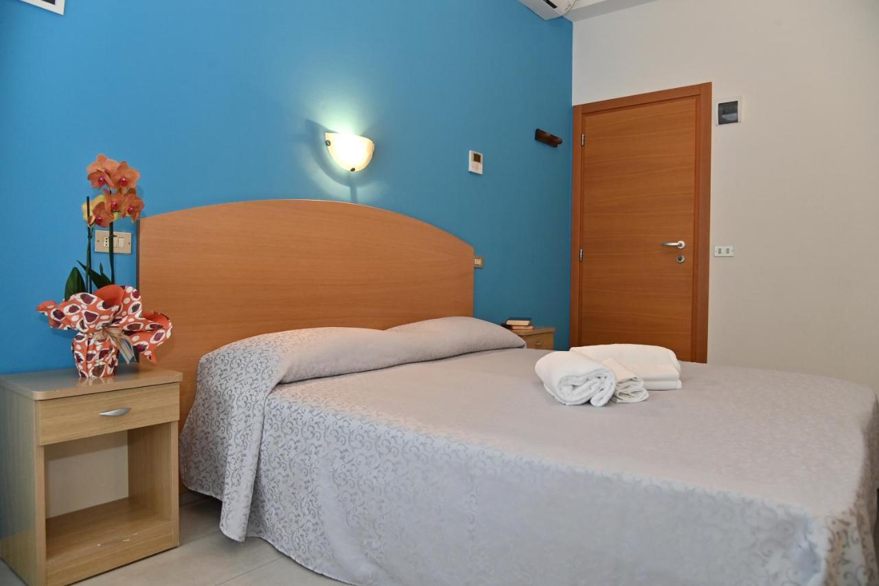 Hotel Italy Misano Misano Adriatico Bagian luar foto