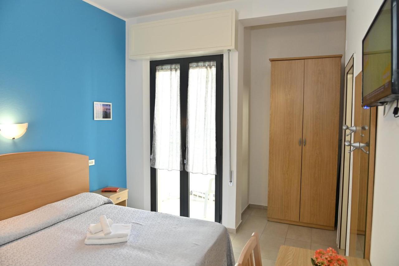 Hotel Italy Misano Misano Adriatico Bagian luar foto