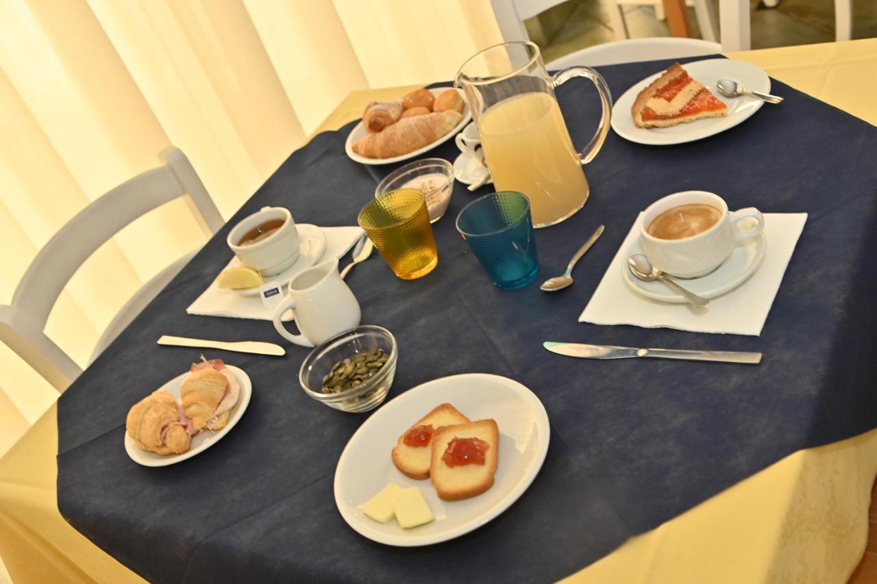 Hotel Italy Misano Misano Adriatico Bagian luar foto